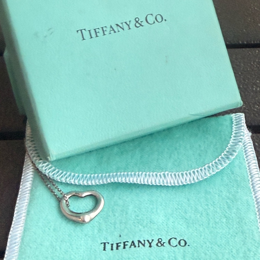 Tiffany & Co. Silver Heart Necklace with original dusty bag and box - Picture 2 of 5